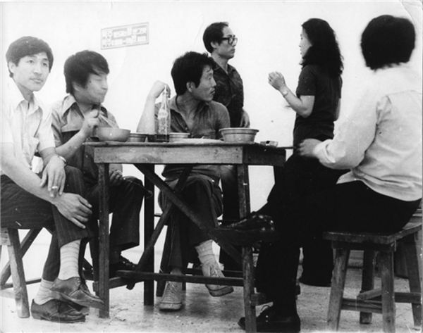 이강소의 ’선술집‘(1973)은 화랑에 선술집의 모습을 그대로 재현한다. 당시 선술집은 젊은이들에게 현재의 카페와 같은 장소로, 민중의 일상을 상징했다. 이강소는 해당 작품을 통해 일상과 함께하는 예술의 의미를 구현했다. 사진출처 서울문화재단 홈페이지