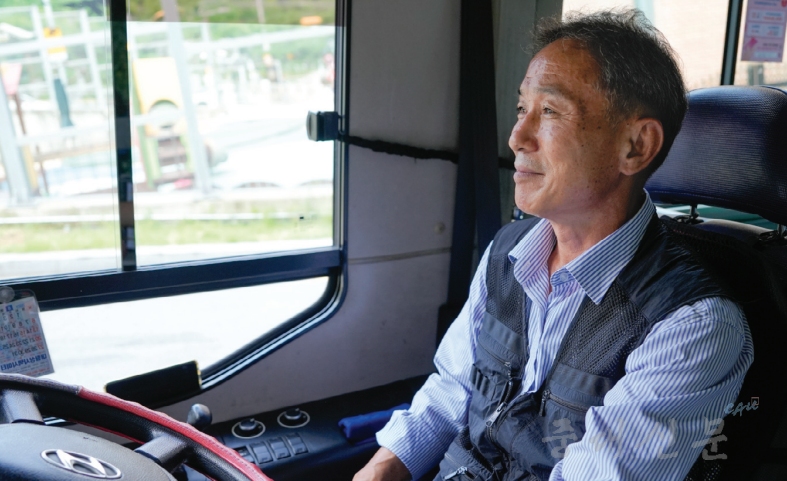 하정훈 버스 기사는 "버스에 탑승하는 학생들을 보며 열심히 살고 있다는 생각을 한다"고 전했다. 사진 임은재 기자