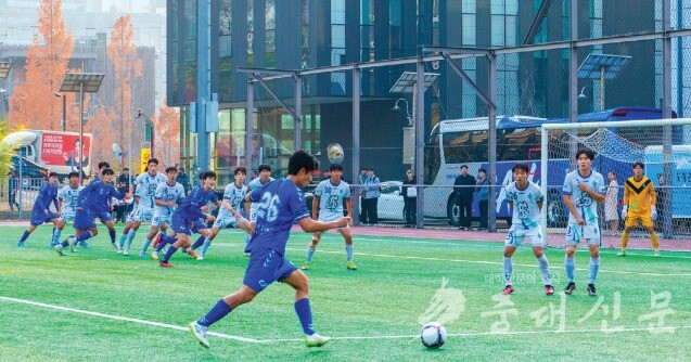 경기 후반부, 허동민 선수가 숭실대의 골문 앞에서 프리킥을 차고 있다. 사진 김도희 기자