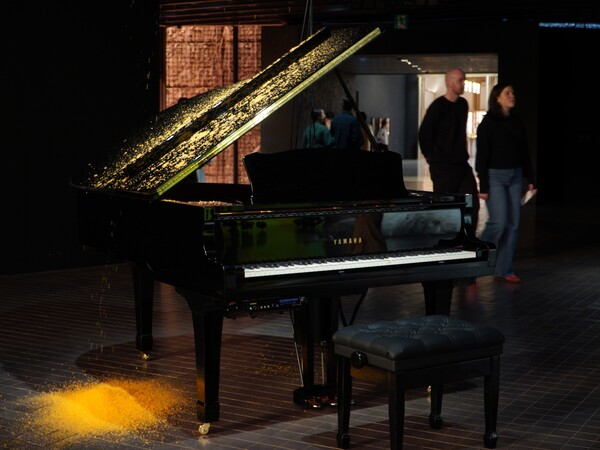 '여름 없는 한해'는 연주자 없이 연주되는 피아노의 소리와 살포시 떨어지는 주황빛 인공 눈을 통해 멜랑콜리의 정서를 전한다.사진 김지우 기자