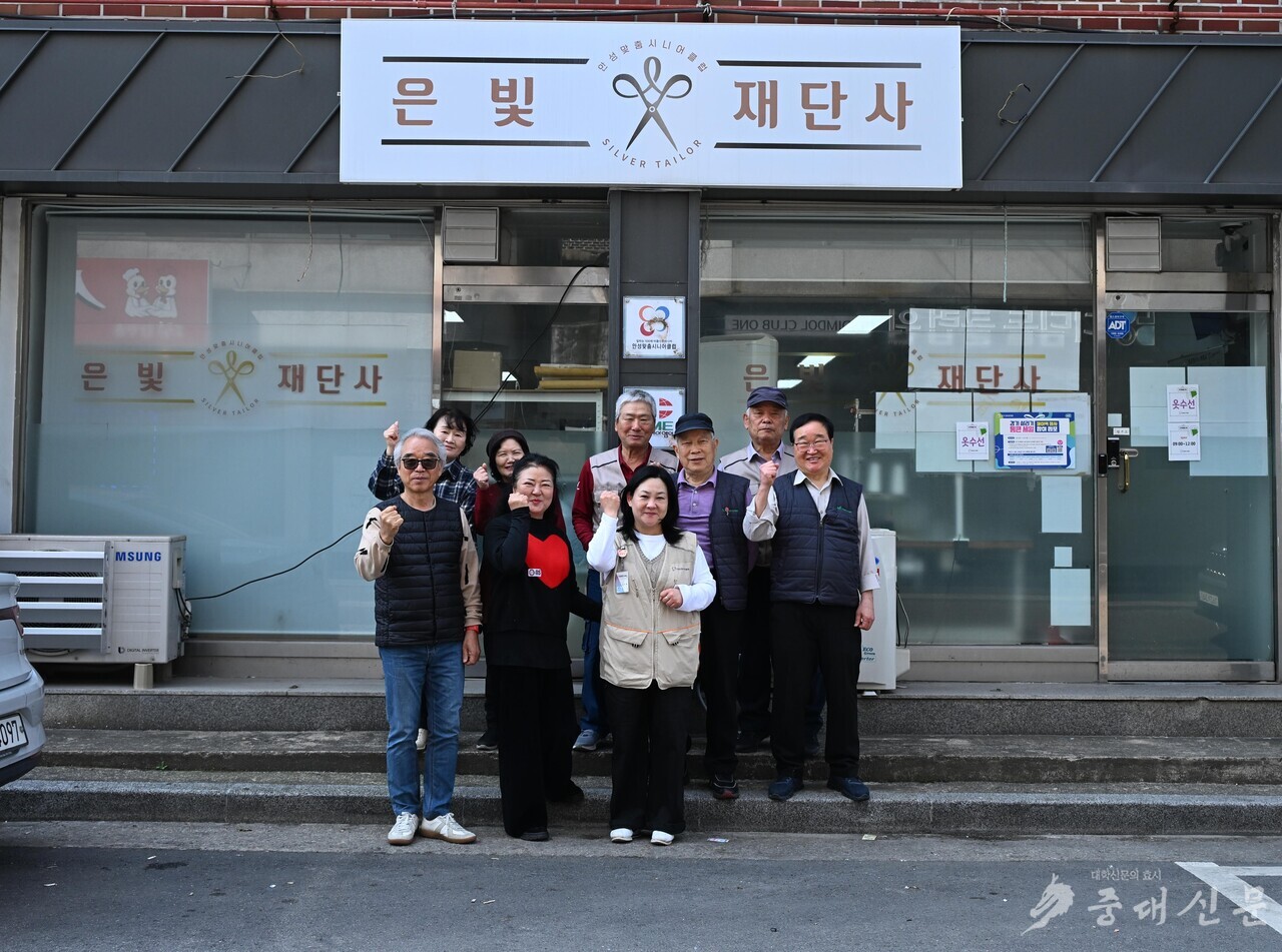 노년기 일자리는 고립감을 해소하고 정서적 안정을 주는 등 삶의 질을 높이는 핵심 요소로 꼽힌다. 평생 기술을 갈고닦은 베테랑 10여 명이 모인 이곳은 서로에게 든든한 버팀목이자 새로운 공동체가 되었다. 양복 기술과 세탁업에 60년간 종사했던 배종학씨(74)는 “혼자 일하던 예전과 달리 여럿이 모여 일하니 형제 같은 분위기라 사는 맛이 난다”고 말했다. 글·사진 양정우 기자